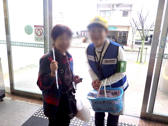 アルプラザ京田辺店で横断歩行者の交通事故防止を呼び掛け