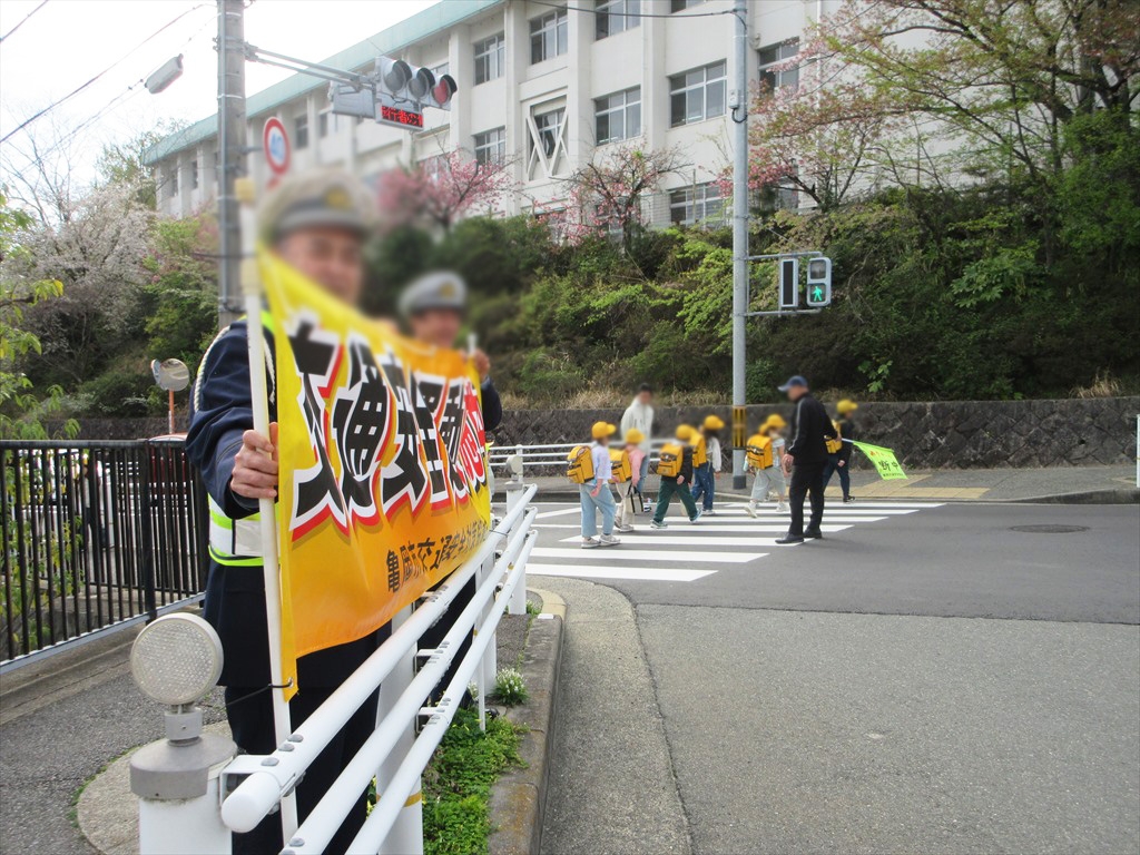 つつじヶ丘小学校付近で見守り活動＆安全運転を啓発
