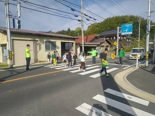 網野町郷地区内で通学の見守り活動