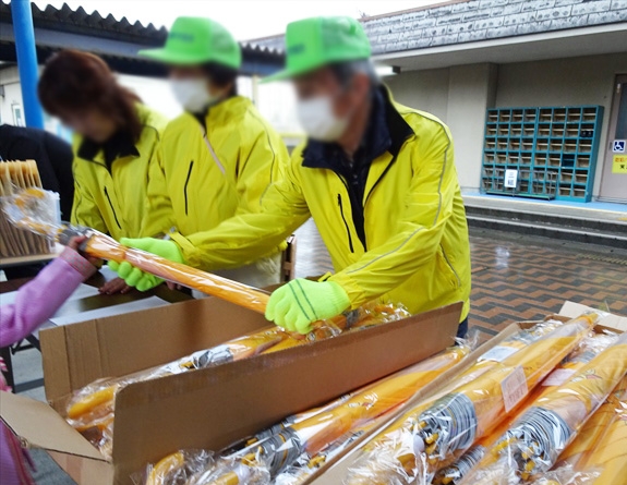 上賀茂小学校へ交通安全傘を贈呈