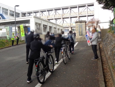 綾部中学校で自転車のヘルメット着用を呼び掛け