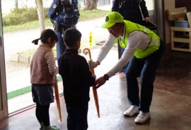 東八田小の新小学1年生に交通安全傘を贈呈✨