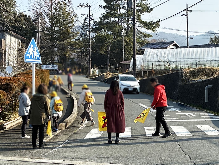 胡麻郷小学校の通学路で見守り活動！