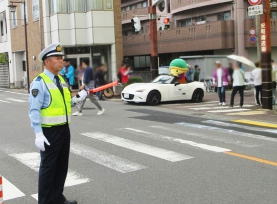 「第53回亀岡光秀まつり」の武者行列で交通誘導