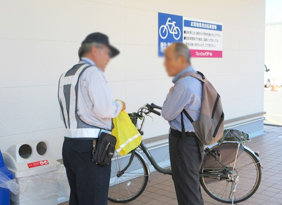 フレッシュバザール与謝野石川店で横断歩行者の交通事故防止を啓発
