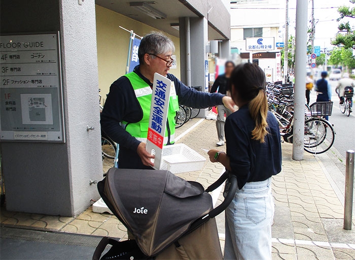 イズミヤ高野店周辺で自転車の青切符制度の周知活動✨