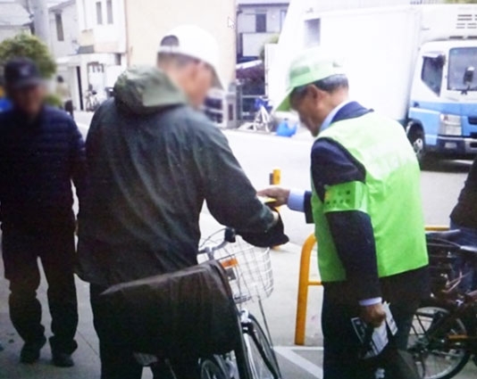 万代丹波橋店で交通事故防止を呼び掛け