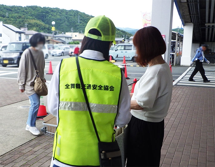バザールタウン舞鶴店で自転車の安全利用を呼び掛け