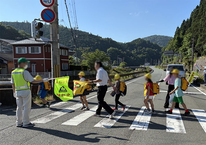 殿田小・中学校の通学路で登校見守り活動