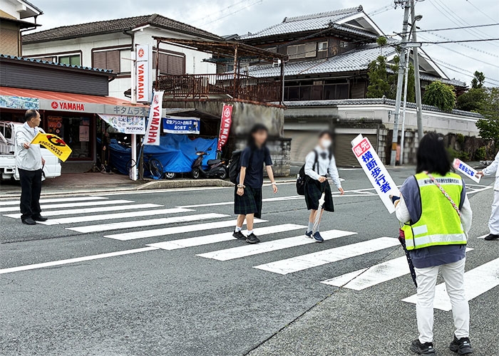 園部高校周辺で交通安全見守り活動