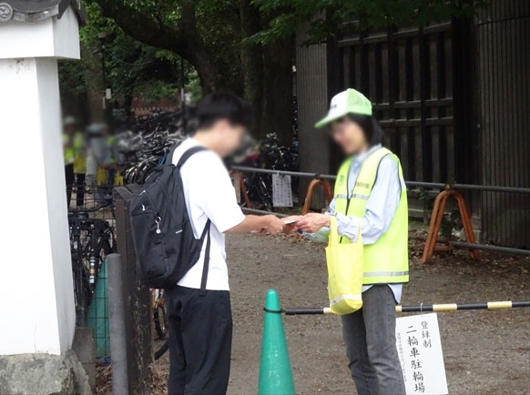 上賀茂神社内の京産大駐輪場で自転車の安全利用を呼び掛け！