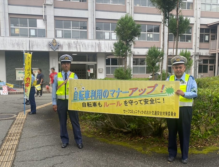 亀岡高校前校門で自転車のマナーアップを呼び掛け