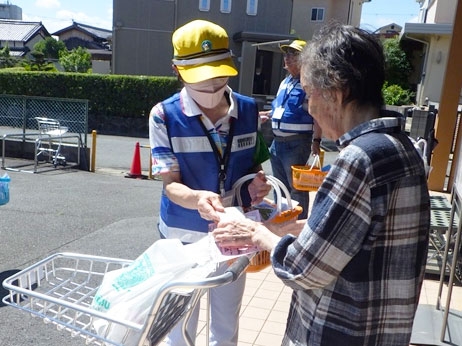 いそかわ田辺店周辺で交通マナー向上を呼び掛け