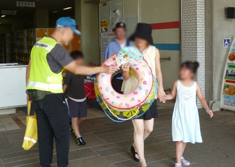 太陽が丘ファミリープール前で交通事故防止を呼び掛け！