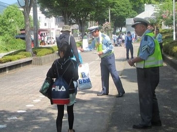 亀岡運動公園のプール周辺で夏の交通事故防止府民運動の周知活動