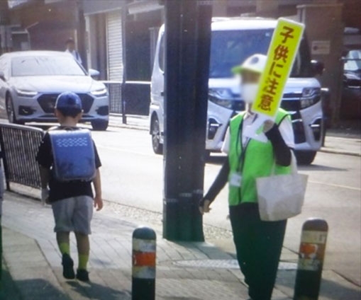 御香宮前交差点の周辺で登校見守り活動