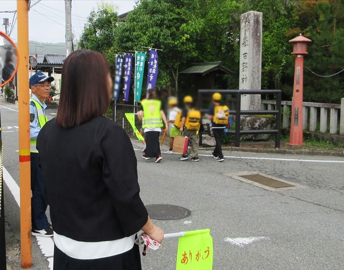 薭田野神社周辺で登校見守り活動
