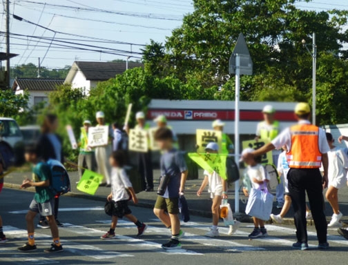 雀部小周辺で通学見守り活動✨