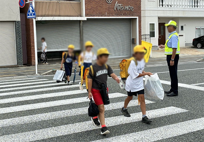 犬石書店前でこども達の見守り活動✨