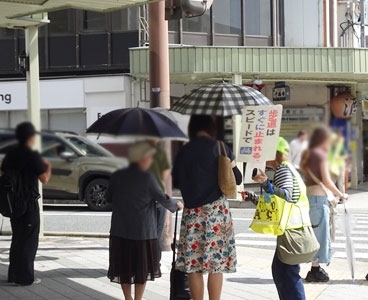 烏丸北大路交差点の周辺で「自転(10)車の日」の啓発活動！