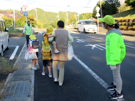 和知こども園で父兄と園児の見守り活動