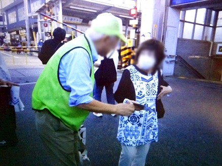 大手筋商店街で高齢者の交通事故防止を呼び掛け