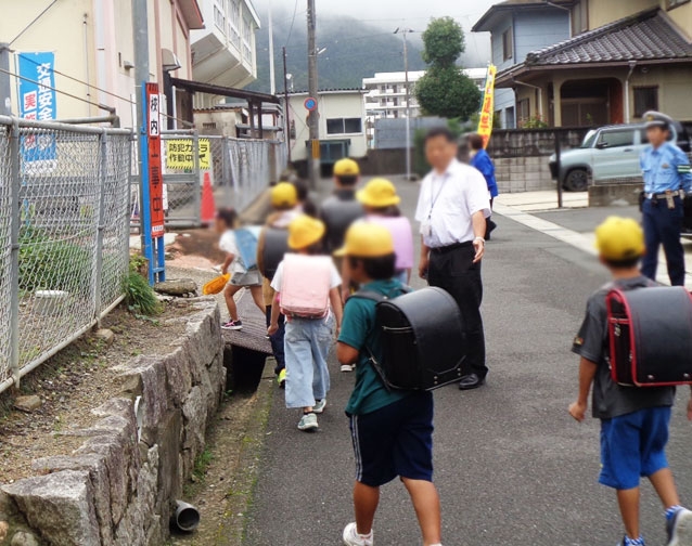 綾部小学校前で通学見守り活動！