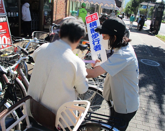 コープ下鴨周辺で横断歩行者の交通事故防止活動！