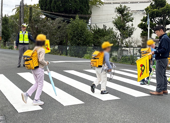 八木東小前で通学見守り活動✨