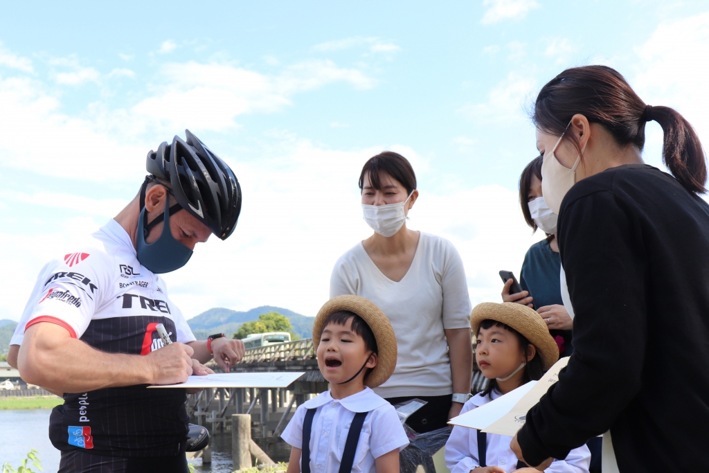 右京Traffic Safety Awareness Ambassador「ミルコ･デムーロ騎手」が交通安全広報活動