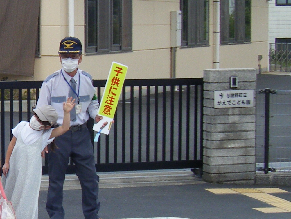 かえでこども園前で交通事故防止活動