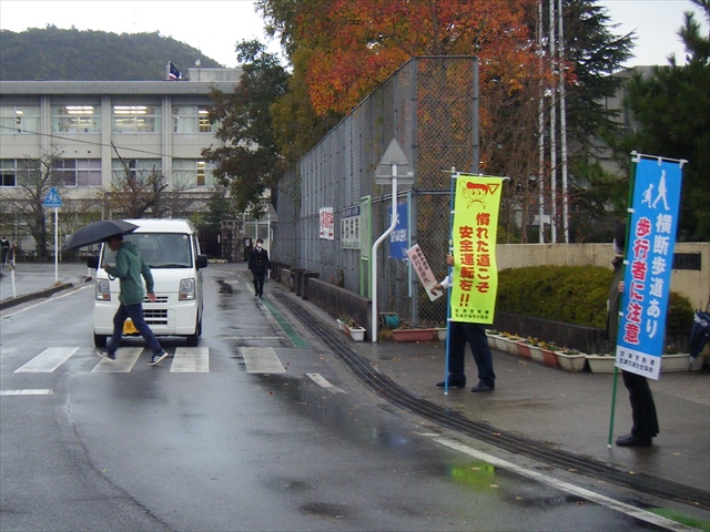 信号機のない横断歩道は歩行者を優先に！