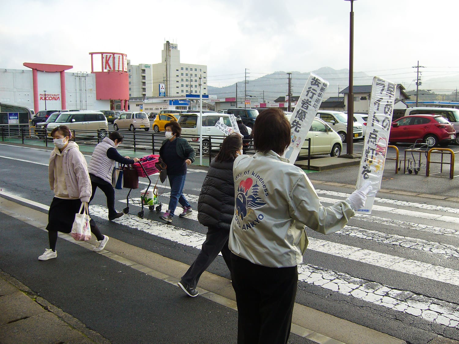 歩行者優先！信号のない横断歩道で呼びかけ